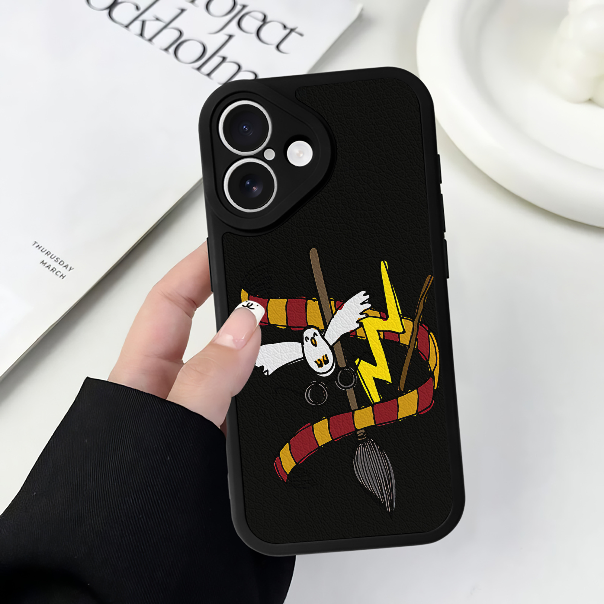 （画像用） Harry Potter ハリー・ポッターシリーズ 【iPhone 16シリーズ対応】シリコンスマホケース（レザー調） 材質：シリコン